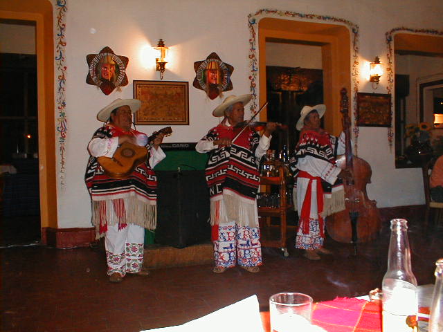 22-6-00 Mexicansk trsko dans
